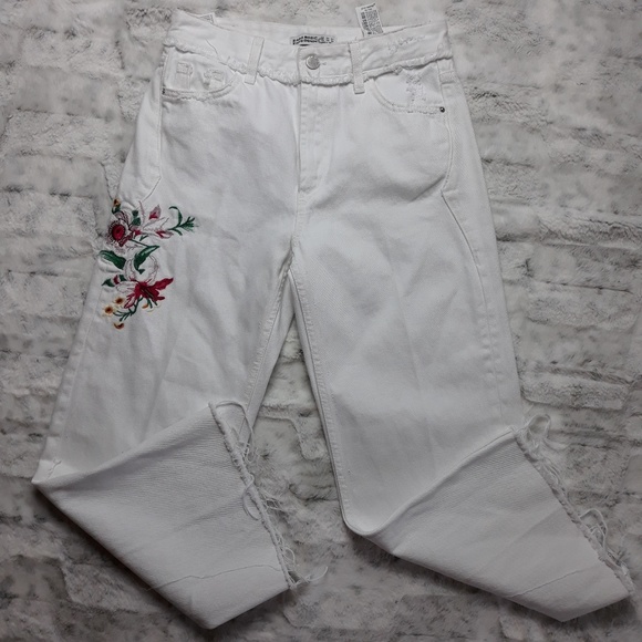Zara| Embroidered Frayed Hem Crop Jeans (A927) - Picture 7 of 8